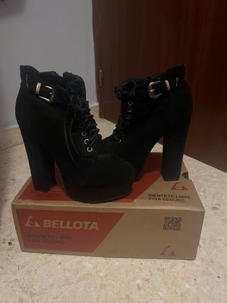 Botines de tacón negros con cordones