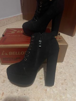 Botines de tacón negros con cordones