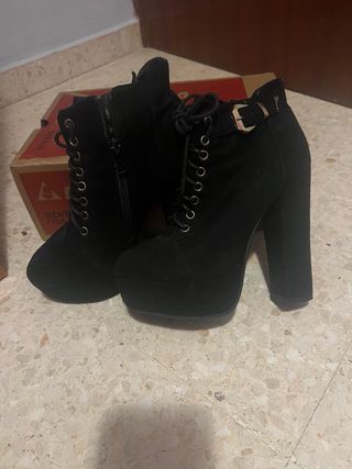 Botines de tacón negros con cordones