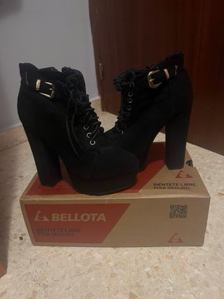 Botines de tacón negros con cordones