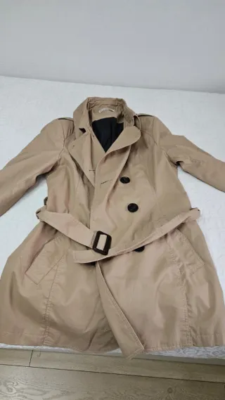 Conjunto de Ropa: Chaqueta Negra y Beige