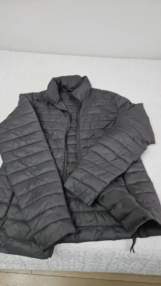 Conjunto de Ropa: Chaqueta Negra y Beige