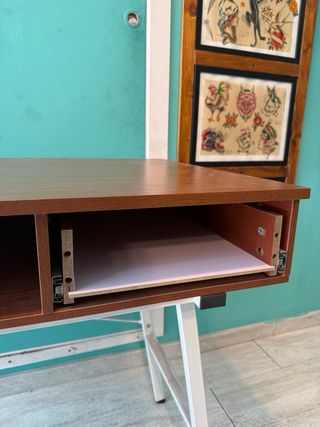 Mesa de estudio madera con patas blancas