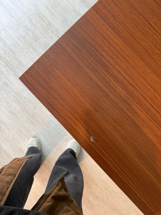 Mesa de estudio madera con patas blancas