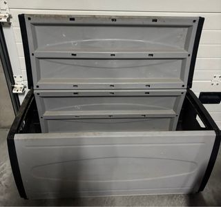 Baúl de almacenamiento de plástico gris