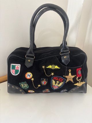 Bolso negro con abalorios dorados