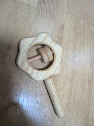 Sonajero de madera para bebé