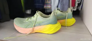 ASICS Novablast 4 Talla 42 Verde/Amarillo