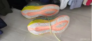 ASICS Novablast 4 Talla 42 Verde/Amarillo