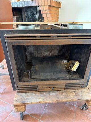 Termocamino ad aria in metallo e legno