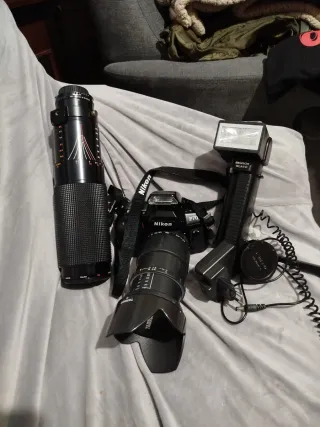 Cámara Nikon F70 con objetivo y flash