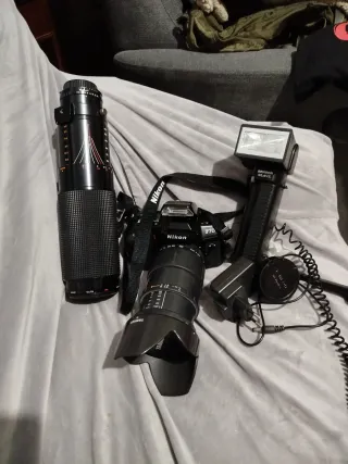 Cámara Nikon F70 con objetivo y flash