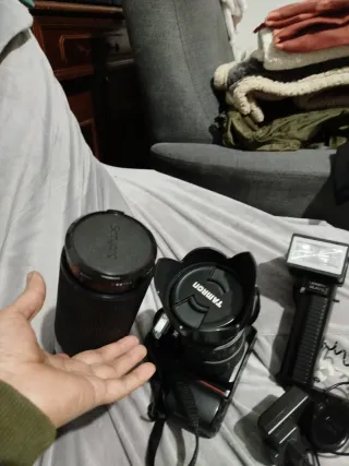 Cámara Nikon F70 con objetivo y flash