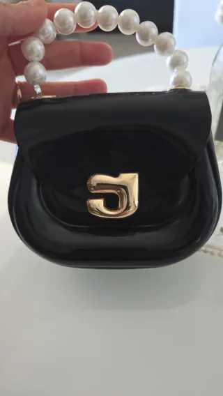 Bolso mini de caucho con detalle dorado