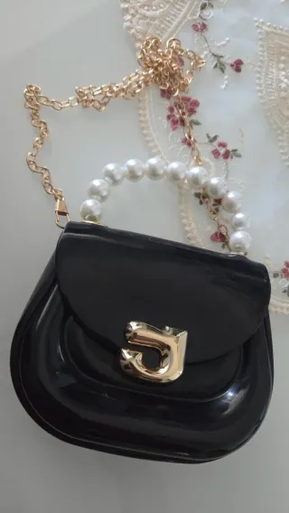 Bolso mini de caucho con detalle dorado