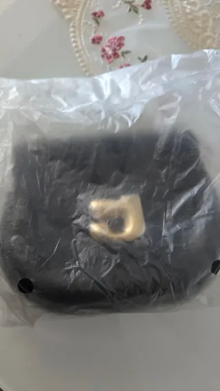 Bolso mini de caucho con detalle dorado