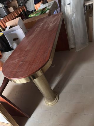 Mesa de madera y metal dorada