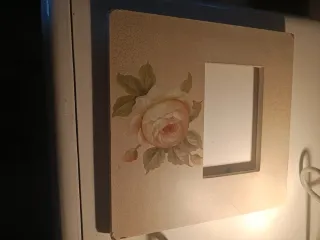 Cornice decorata a mano con rosa