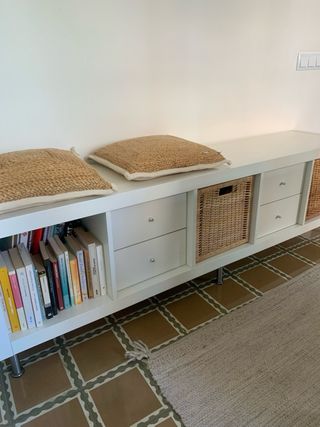 Mueble blanco con cestas y cajones