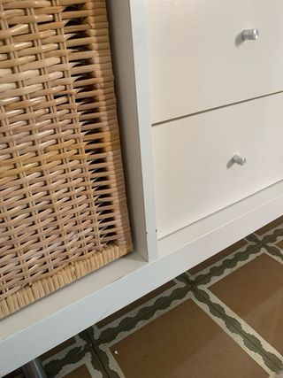 Mueble blanco con cestas y cajones