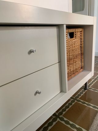Mueble blanco con cestas y cajones