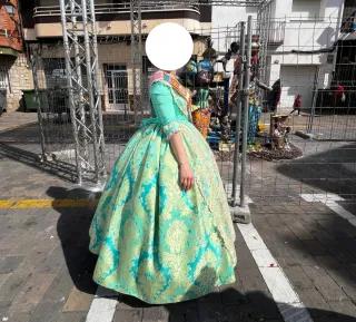 Traje de fallera verde y dorado