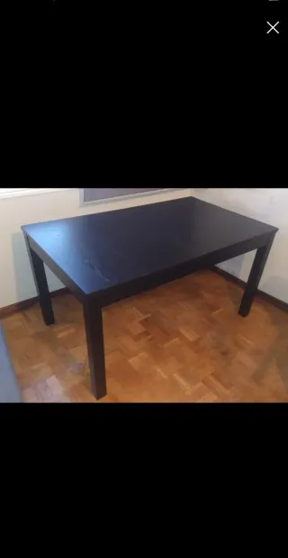 Mesa de comedor de madera oscura