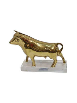 Figura de toro dorado sobre base acrílica