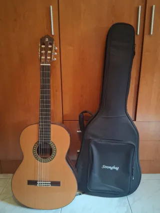 Guitarra Alhambra con funda