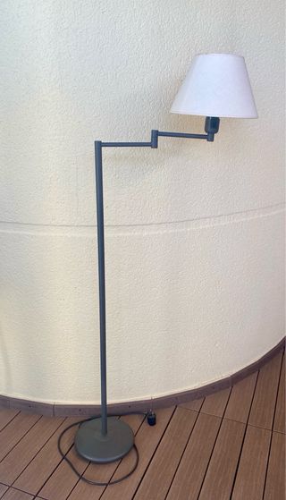 Lámpara de pie articulada beige y negra