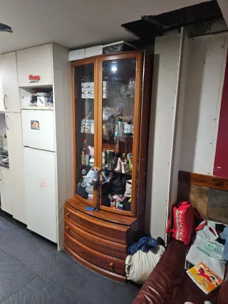 Diversos muebles de madera maciza