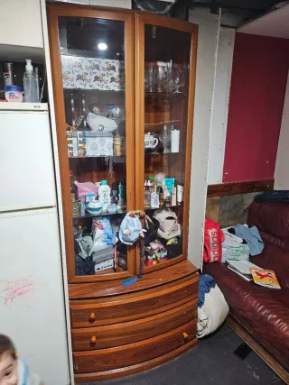 Diversos muebles de madera maciza