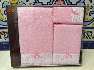 Juego de toallas rosa con encaje