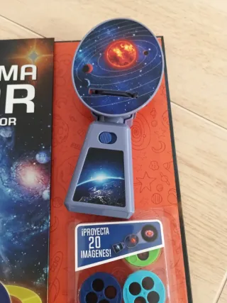 Libro con proyector, el sistema solar