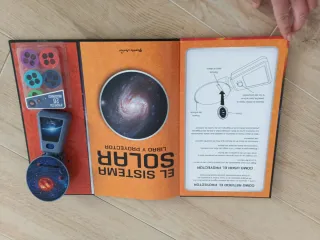 Libro con proyector, el sistema solar