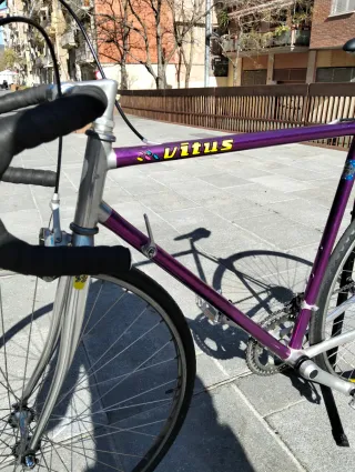 Bicicleta carretera Vitus morada