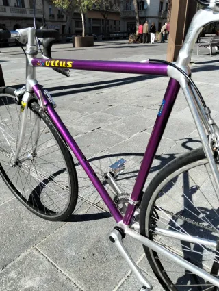 Bicicleta carretera Vitus morada