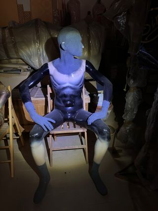 Maniquí sentado azul y negro