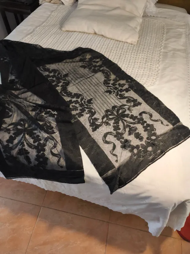 Elegante Mantilla muy antigua de encaje negro