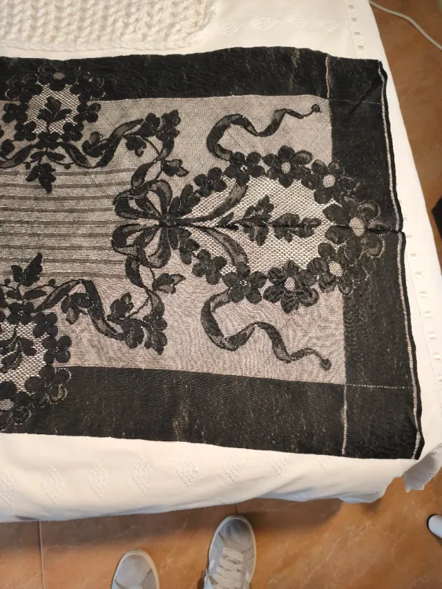 Elegante Mantilla muy antigua de encaje negro