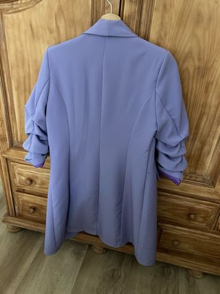 Americana morada manga abullonada