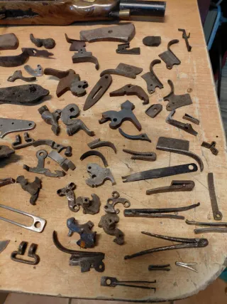 Piezas de arma antigua