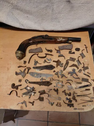 Piezas de arma antigua