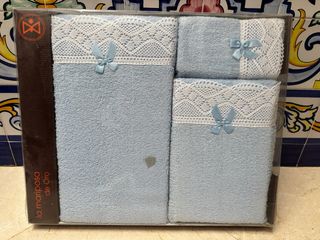 Juego de toallas celeste con encaje