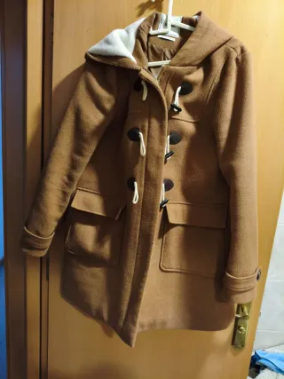 Abrigo marrón con capucha de mujer