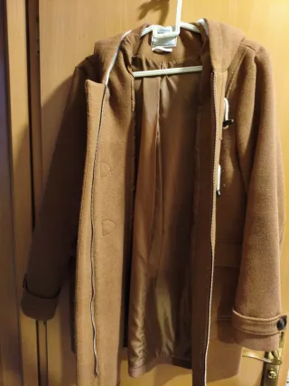 Abrigo marrón con capucha de mujer