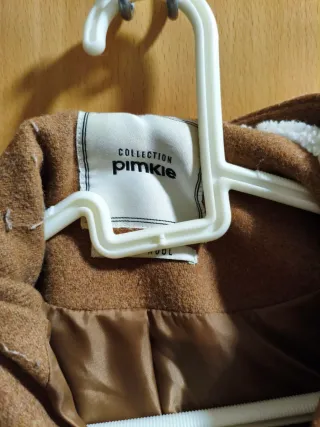 Abrigo marrón con capucha de mujer