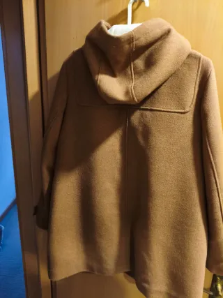 Abrigo marrón con capucha de mujer