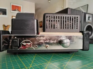 Amplificador a válvulas negro