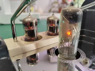 Amplificador a válvulas negro